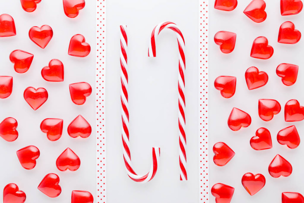 bílé pozadí s červenými srdci a vánoční cukrové třtiny - Fotografie, Obrázek