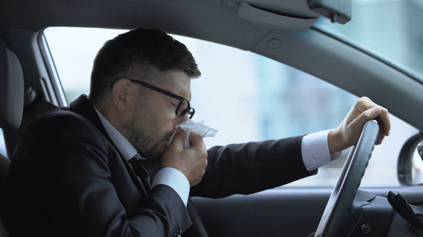 Chauffeur d'affaires éternuant, souffrant d'écoulement nasal, allergies saisonnières, rhume
 - Séquence, vidéo