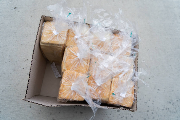 Krabička čerstvých bochníků celozrnného chleba připraveného k dodání - Fotografie, Obrázek