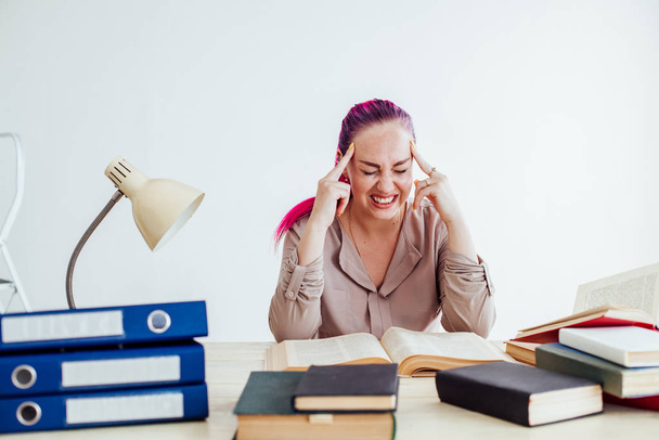 zakenvrouw met roze haren zit in de Office leest boeken onderwijs 1 - Foto, afbeelding