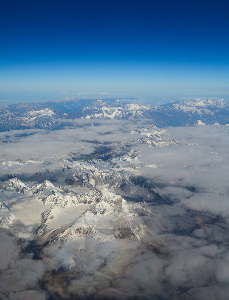 Vista aérea acima picos de montanha de neve
  - Foto, Imagem