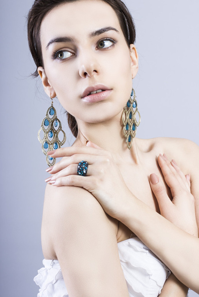Beautiful woman with jewelry - Фото, зображення