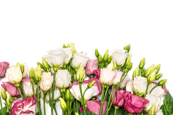 Bouquet de fleurs d'eustomes roses et blanches sur fond blanc
. - Photo, image