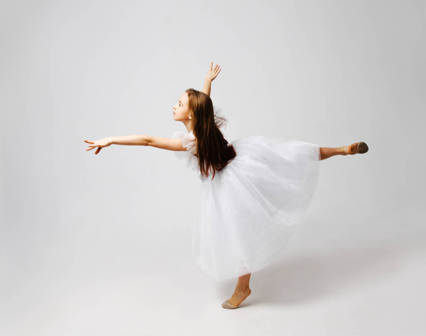 Flexibilní roztomilá holčička gymnastka dělá akrobatické cvičení. Chil - Fotografie, Obrázek