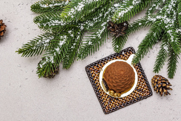 Εορταστικό επιδόρπιο σε σχήμα χριστουγεννιάτικου κουκουναριού. Πρωτοχρονιάτικο γλυκό. Πέτρα φόντο τσιμέντο - Φωτογραφία, εικόνα