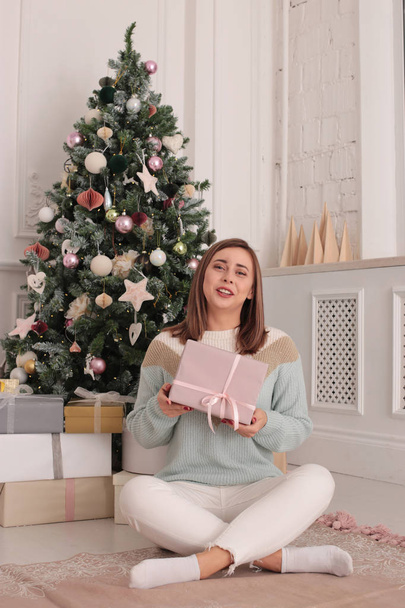 Ritratto natalizio di una bella donna con i capelli castani in uno stile casalingo allegro umore in un interno luminoso
 - Foto, immagini