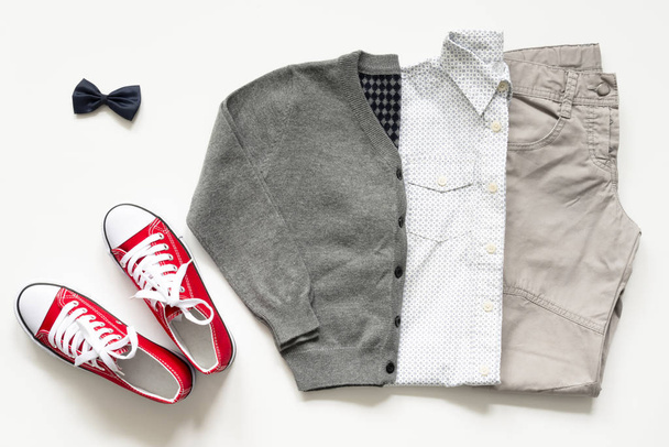 Набор модных элементов мужской одежды, изолированных на белой, школьной концептуальной униформе. Снова в школу
 - Фото, изображение