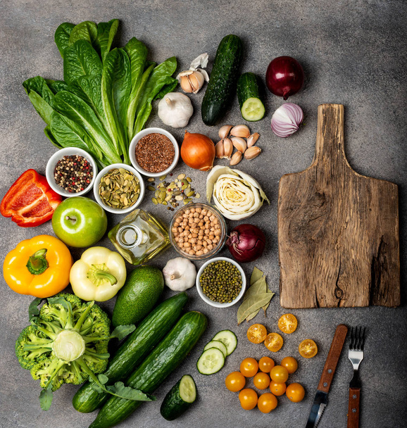 zbiór różnych warzyw i przypraw, składniki do przygotowania zdrowej żywności wegetariańskiej. Widok z góry na szarym tle. Koncepcja diety - Zdjęcie, obraz