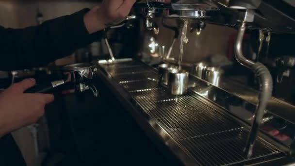 Barista at the coffee machine. Clean Water.  - Séquence, vidéo