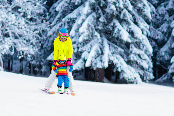 Семейные катания на лыжах и снежные забавы в зимних горах
 - Фото, изображение