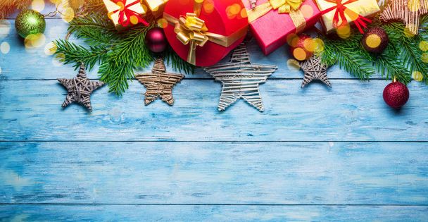 Μπλε ξύλινο φόντο με χριστουγεννιάτικη διακόσμηση με κουτιά δώρων. Χρ - Φωτογραφία, εικόνα