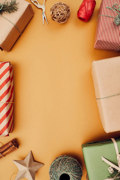 Marco de regalos de Navidad y otras decoraciones sobre fondo amarillo
 - Foto, imagen