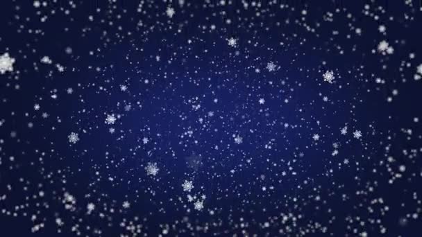 Nieve realista sobre un fondo azul. La nieve cae del cielo. Los copos de nieve de dibujos animados vuelan del cielo - Imágenes, Vídeo