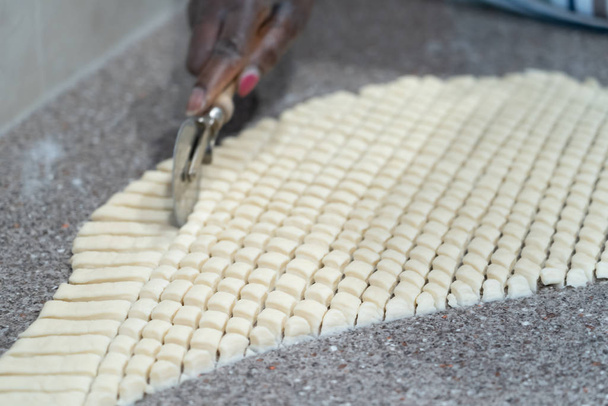 Preparación de la barbilla nigeriana en la cocina en casa
 - Foto, imagen