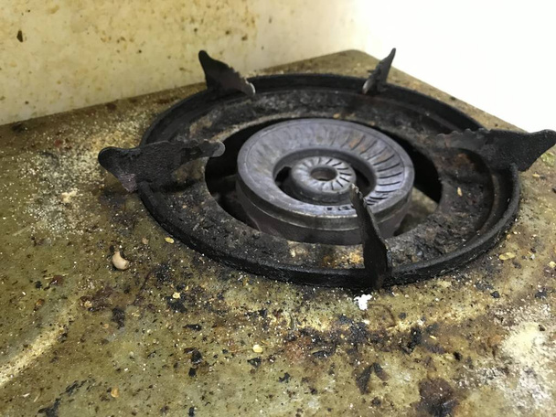 Una estufa de gas oxidada de acero inoxidable quemado sucio sin limpiar en la cocina de la casa y productos químicos limpios de la cocina pueden limpiar esta basura para hacer limpio y ordenado
 - Foto, Imagen