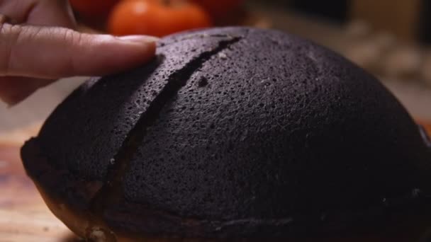 Kawałek Tourteaux Jahan czarny wiejski ser pie - Materiał filmowy, wideo