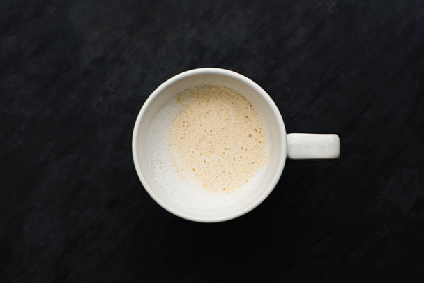 Tasse Kaffee über dem schwarzen Stein Hintergrund - Foto, Bild