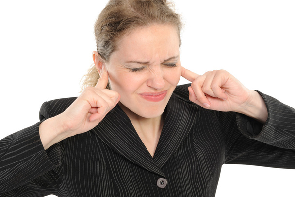 Mujer con los dedos cubriendo sus orejas
 - Foto, imagen