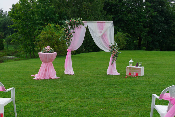 decoración para una boda en un estilo rosa
. - Foto, imagen