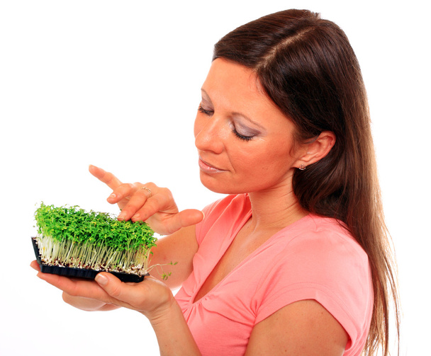 Žena držící zelené rostliny - Fotografie, Obrázek