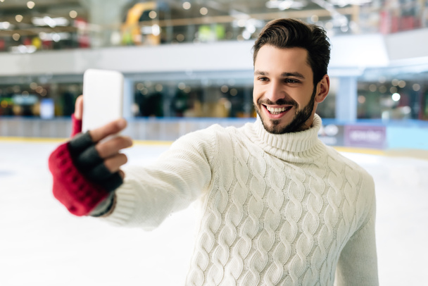 homem alegre fazendo chamada de vídeo no smartphone na pista de patinação
 - Foto, Imagem