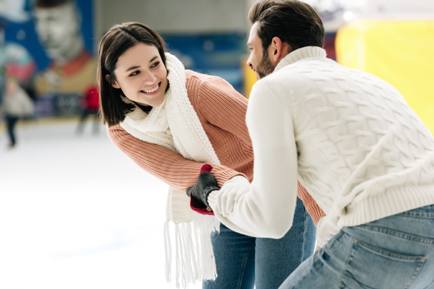 joyeux jeune couple s'amuser sur la patinoire
   - Photo, image