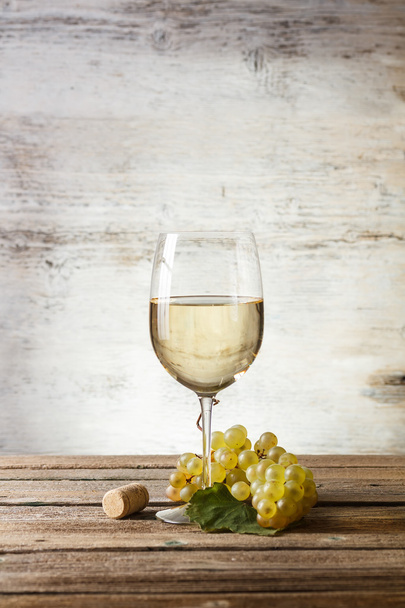 Wineglass with white wine - Foto, Imagen