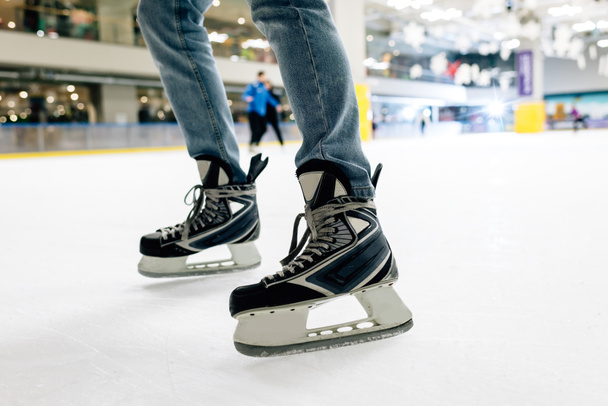 vista recortada de hombre en jeans y patines de pie en pista de patinaje
 - Foto, Imagen