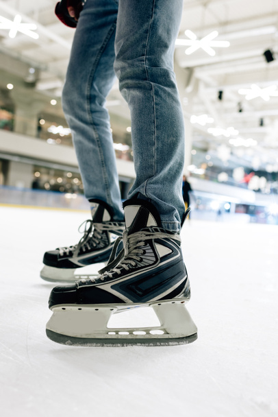 vista recortada de hombre en patines de pie en pista de patinaje
 - Foto, Imagen