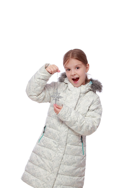 κορίτσι σε ένα λευκό χειμώνα κάτω από το σακάκι - Φωτογραφία, εικόνα