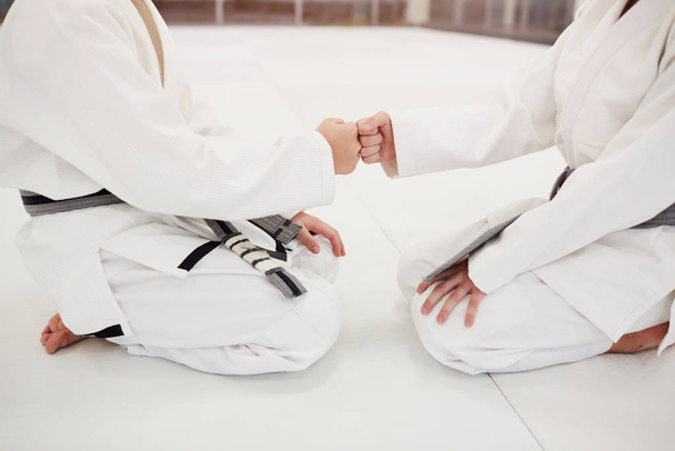 Close-up de pequenos lutadores em quimono cerrou seus punhos e cumprimentando uns aos outros antes da luta
  - Foto, Imagem
