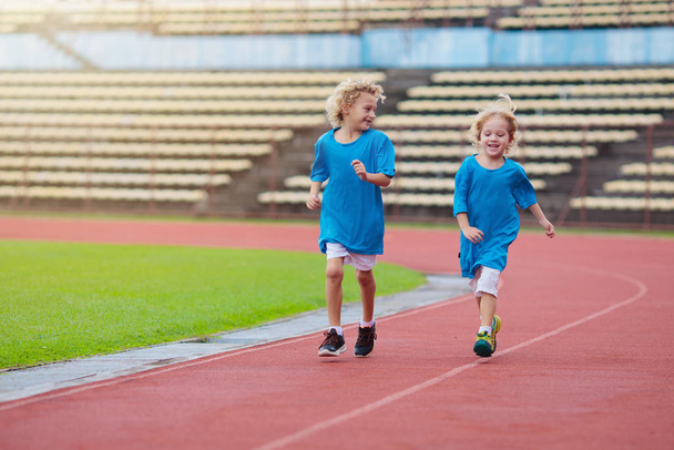 Niño corriendo en el estadio. Los niños corren. Deporte saludable
. - Foto, imagen