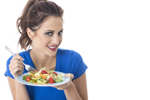 Привлекательная молодая женщина ест смешанный салат
 - Фото, изображение