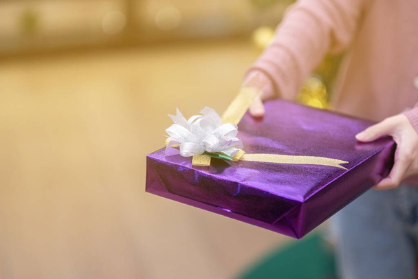Дівчина і фіолетова подарункова коробка на Різдво
  - Фото, зображення