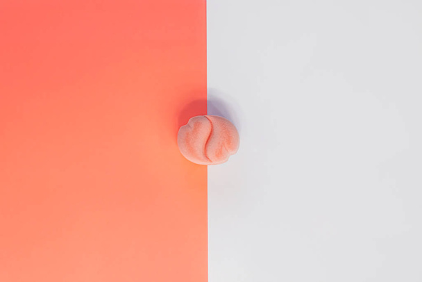 Růžový sametový prsten box na bílém a korálově oranžovém pozadí se srdce.Svatý Valentýn svatební návrh drahokam šperky taška - Fotografie, Obrázek