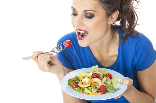 Attraente giovane donna che mangia insalata mista
 - Foto, immagini