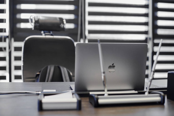 Laptop az irodai munkahelyen. Üzleti munkahely főnök, főnök vagy más alkalmazottak számára. Notebook on work table - 2019.07.07 - Oroszország, Nyizsnyij Novgorod - Fotó, kép