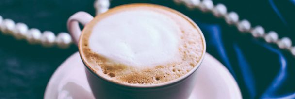 Filiżanka cappuccino na śniadanie z biżuterią satynową i perłami  - Zdjęcie, obraz