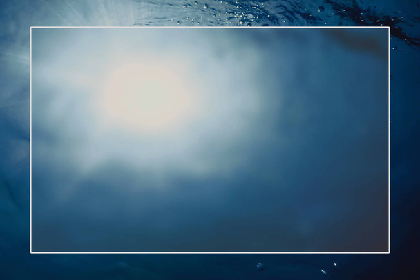 Fondo submarino marco de borde blanco, superficie de agua en blanco te
 - Foto, Imagen