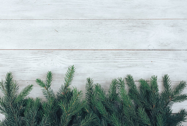 Noel konsepti. Firavun ağacı dalları beyaz ahşap masada. Yeni yıl, kopyalama alanı, üst görünüm, sınır - Fotoğraf, Görsel