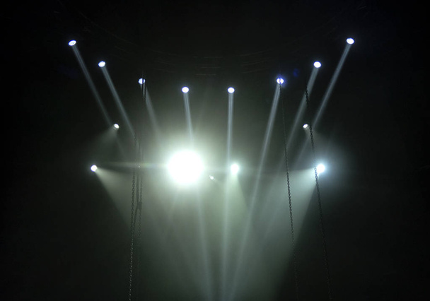 Φωτεινές όμορφες ακτίνες φωτός σε μια σκηνή πριν από τη συναυλία. - Φωτογραφία, εικόνα