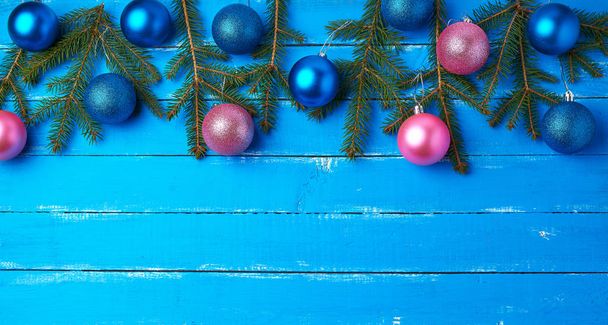ramos de abeto verde, rosa e azul escuro bolas de Natal brilhantes
  - Foto, Imagem