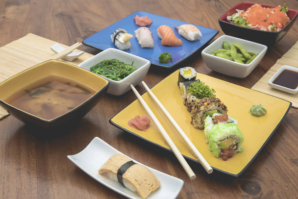 Cucina giapponese: piatti con sushi, maki, zuppa di miso, insalata di wakame ed edamame
 - Foto, immagini