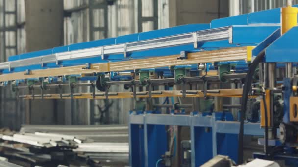Plechový stroj na ohýbání kovů ve výrobním závodě - Záběry, video