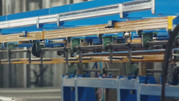 Máquina de dobra de chapa metálica na planta de produção
 - Filmagem, Vídeo