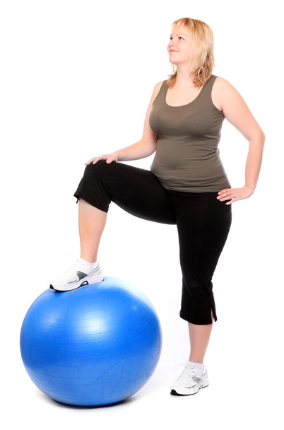 Sobrepeso jovem com bola de fitness azul
 - Foto, Imagem
