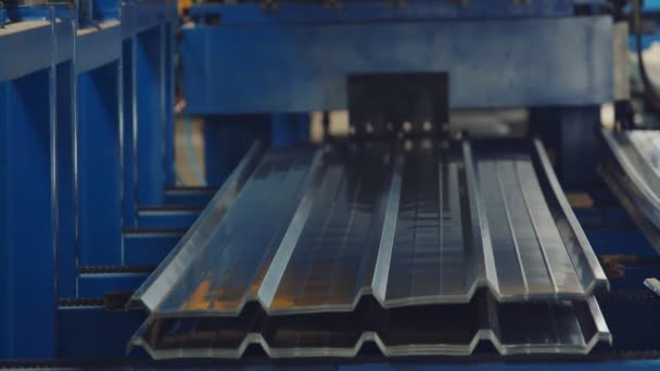 Станок для гибки листового металла на заводе
 - Кадры, видео