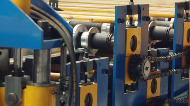 Průmyslový stroj pro ohýbání plechů - Záběry, video
