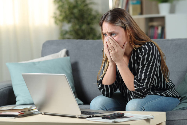 Worried woman complaining reading laptop content - Фото, зображення