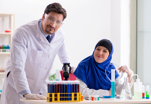 Two chemists working in the lab - Zdjęcie, obraz